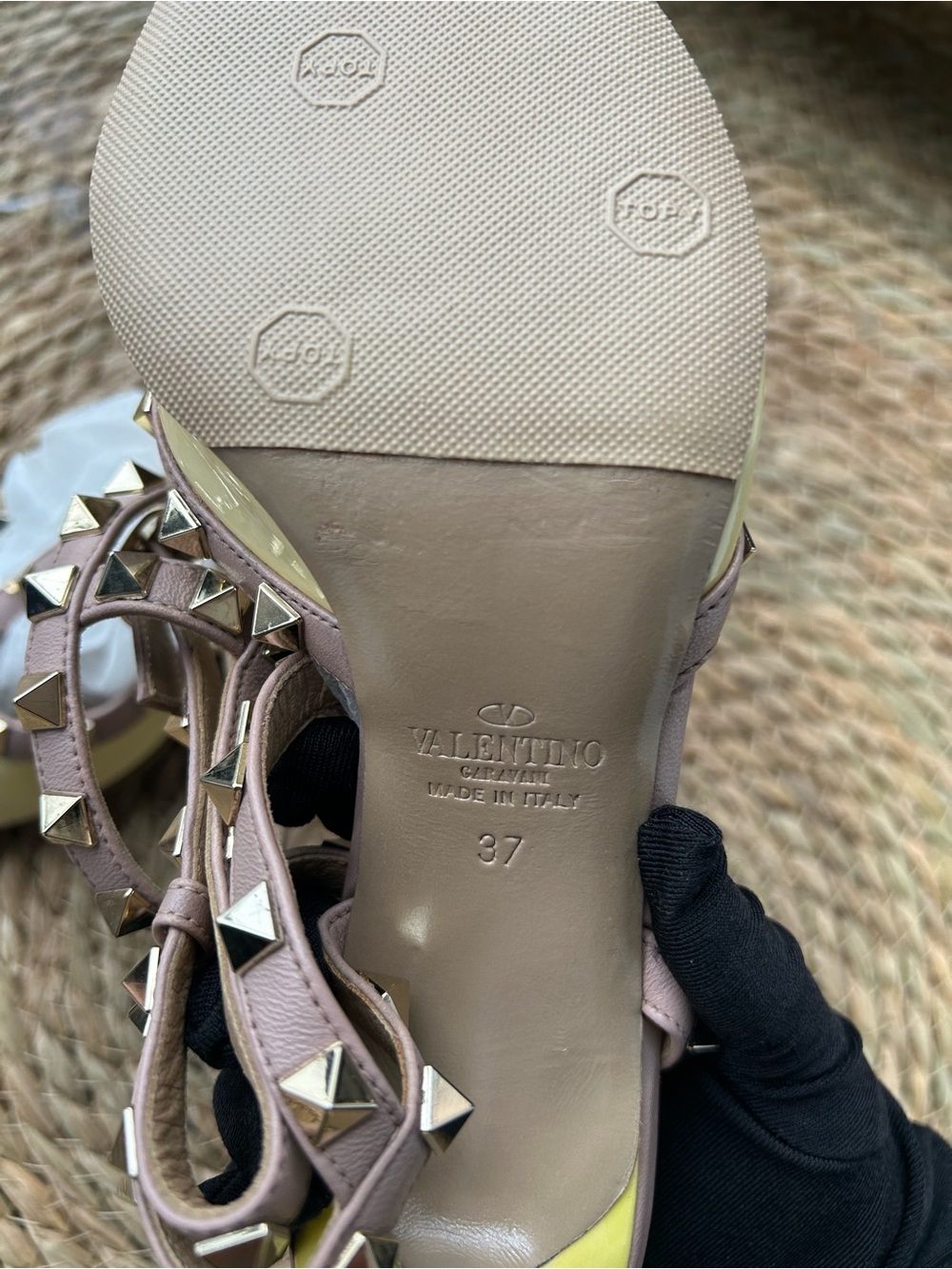 🚩steal Valentino Rockstud T-Strap Pointed Toe Pump in Pale Yellow and Nude - Picture 9 of 10